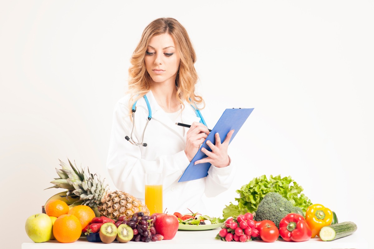 dietista profesional observa frurtas y verduras